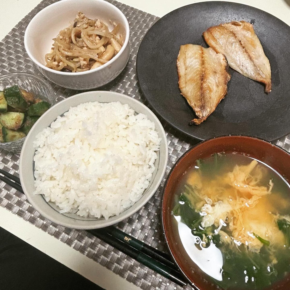 生の鯵の開きを買ったので塩焼き 鶏ひき肉ともやしのピリ辛炒め（炒めてないが） 梅おかかきゅうり 水菜と卵のスープ