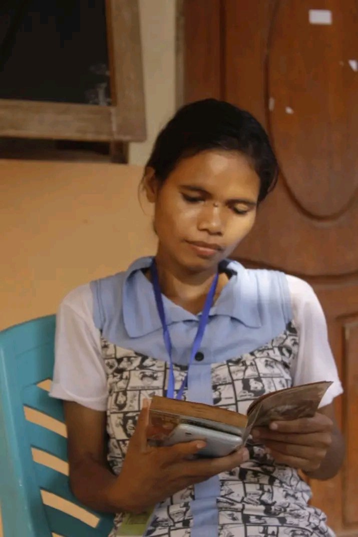 Selamat hari buku sedunia. Jadilah terang melalui setiap karya yang kami ciptakan.  Sebab, kamu adalah Bagian dari perubahan. 

We are the agent of change

Senja kelabu