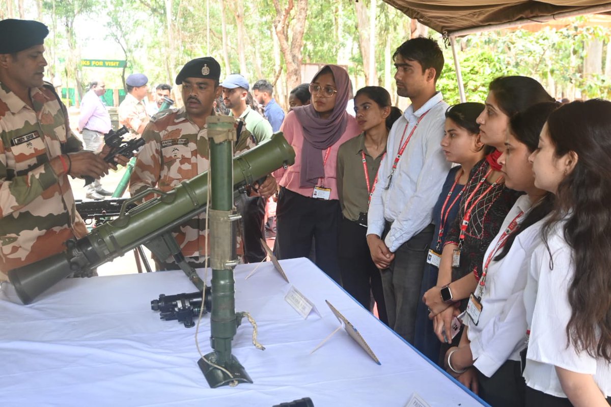 ITBP_official's tweet photo. Dean of School of National Security Studies, Central University of Jammu along with faculty members, Research Scholars and PG students visited 47th Bn, Samba on an educational tour. Weapon &amp; equipment display, photo exhibition and interactive session was organised.
#ITBP https://t.co/bnlUT0OMr9