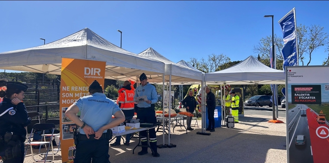 Prefet13's tweet photo. Opération de sensibilisation pour la sécurité des intervenants sur autoroutes conduite par la préfecture des Bouches-du-Rhône, la #DirMed et @VINCIAutoroutes ce samedi 20 avril en présence de Nicolas Hauptmann, directeur de cabinet de @Prefet13 

Respecter le #CorridorDeSecurite c'est protéger la vie du personnel qui veille à la sécurité de tous sur l'autoroute !