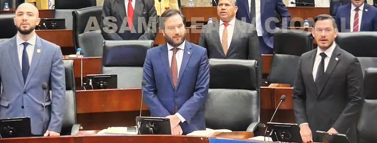 Muy buenos días, y que vivan 3 hombres 
(Juan Diego Vásquez, Edison Broce y Gabriel Silva)