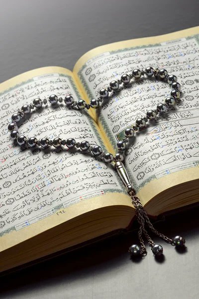 AJIB_fr's tweet photo. ✨️ Mérites de la lecture du Coran✨️

Le Prophète (ﷺ) a dit : 

« Celui qui lit une lettre du livre d'Allah a pour cela une bonne action et la bonne action compte 10 fois. Je ne dis pas que Alif Lam Mim est une lettre mais Alif est une lettre, Lam est une lettre et Mim est une lettre. » 

[Authentique, At-Tirmidhî (2910)]
