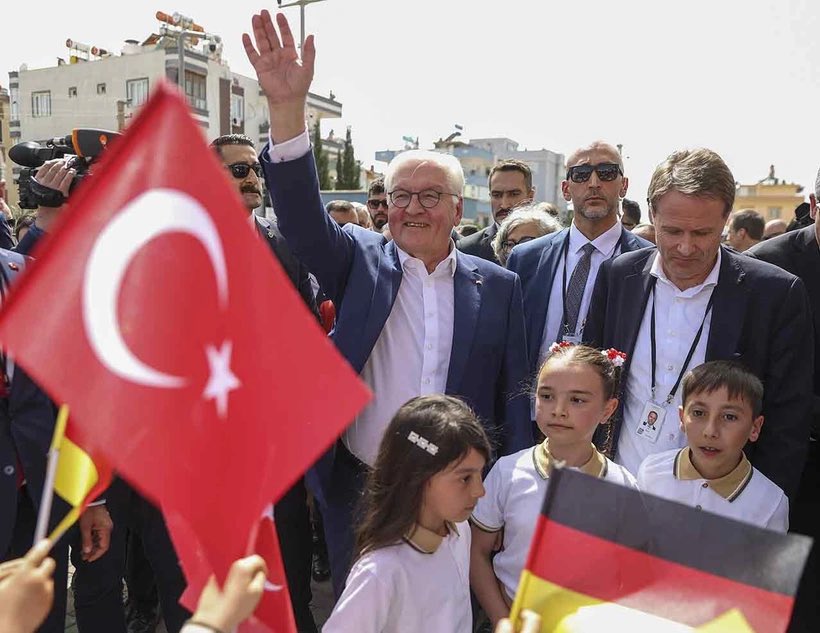 ⁉️ “Almanya Başbakanının Gaziantep’te ne işi var?” diye sorarsanız ; ❗️Suriyeli sığınmacıların Türkiye’de kalması için çalışmalar yapan Alman Kalkınma Vakfı’nın Gaziantep ‘te 23 okul yaptırdığını hatırlatıyoruz. ❗️Demek ki” ALMANYA’NIN KALKINMASI İÇİN SIĞINMACILARIN TÜRKİYE’DE