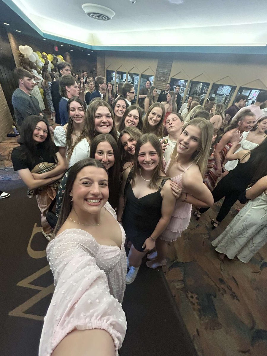 BW__Softball's tweet photo. Softball girls clean up nice 🤩

#banquet https://t.co/TzE171l5sP