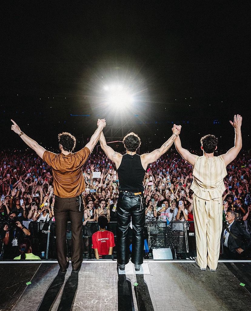 JonasB_SP's tweet photo. Já se passou uma semana do show dos Jonas Brothers aqui em São Paulo! Como está a saudades de vocês por aí? Aqui está a mil! 😭❤️
#JonasBrothers #JoeJonas #KevinJonas #NickJonas #JBSP #JonasNoBrasil https://t.co/0fBKbYKLSL