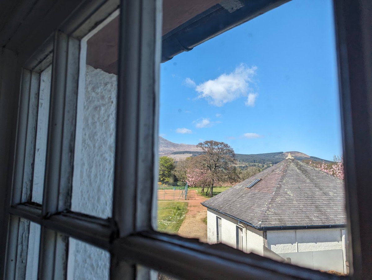 Day 1 of the @UofGravity #AIslands meeting is well-underway here on Arran, with lots of exciting discussions already coming together about ways we can develop new #GravitationalWave analyses.

More unexpectedly, the weather is trying very hard to upstage us. ☀️