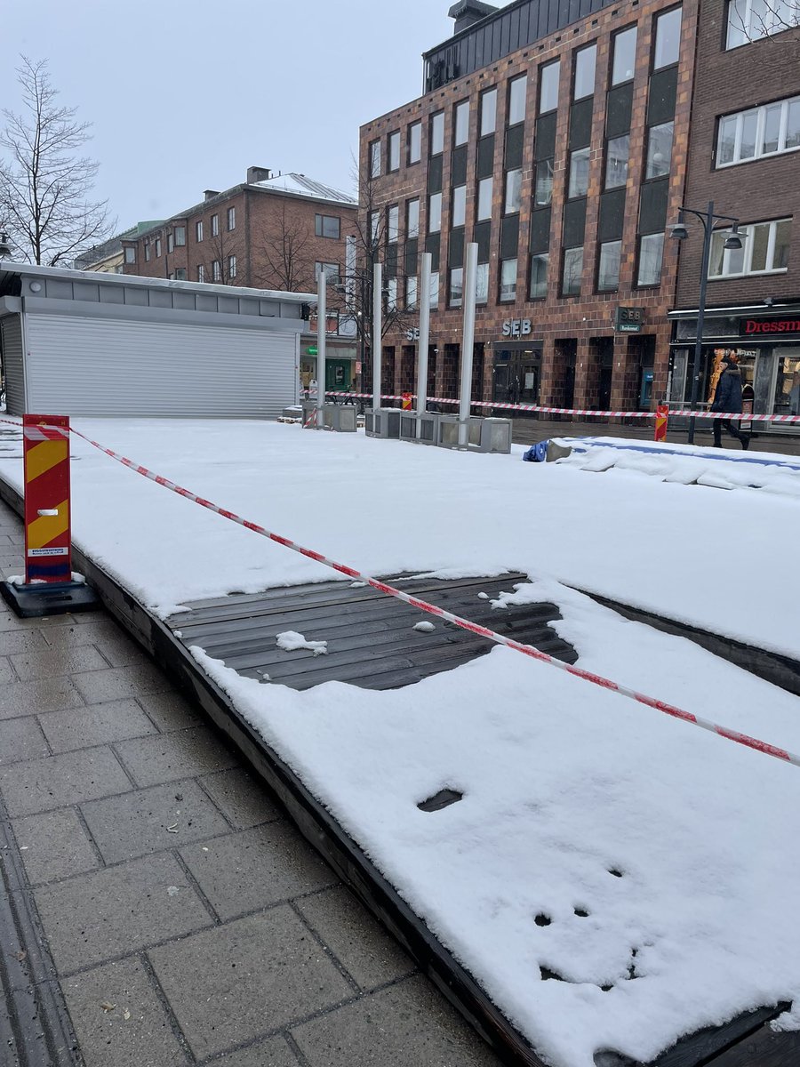 edling73's tweet photo. Byggarbetarna verkar tagit paus det har inte snöfallet https://t.co/cXh0X9GRoN