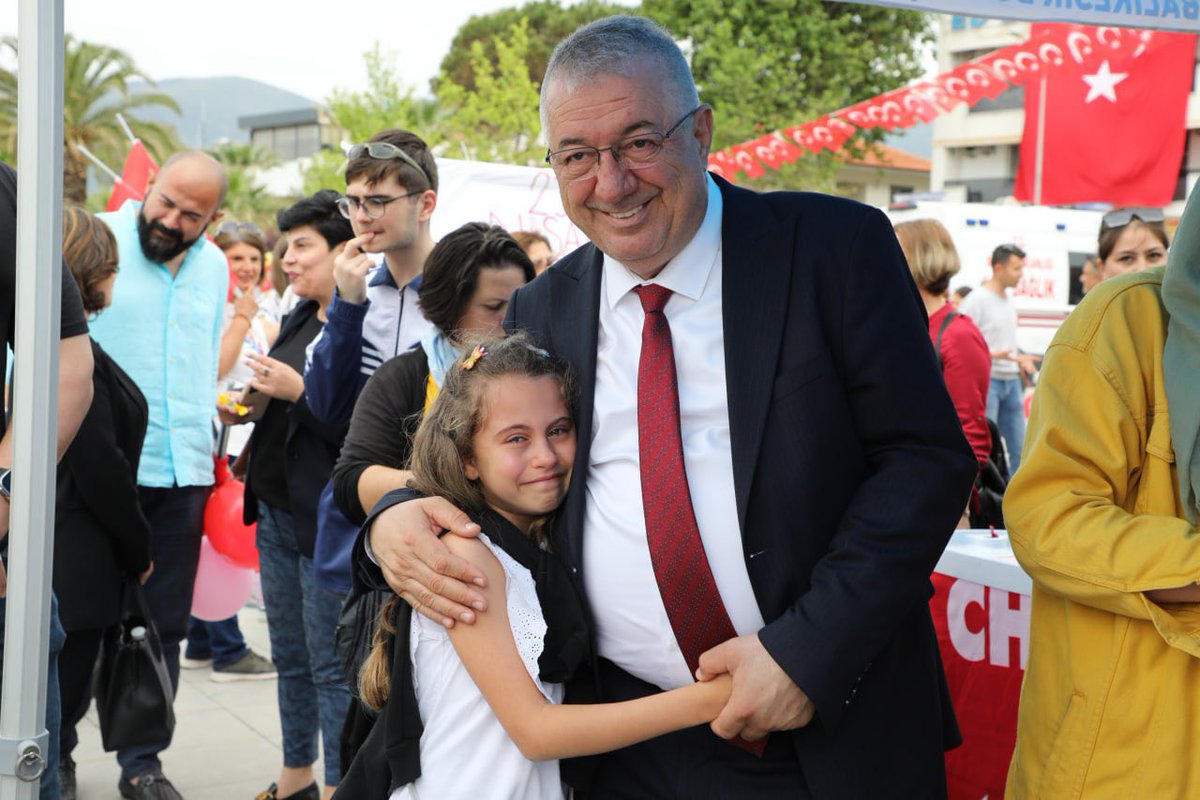 CHP Edremit İlçe Başkanlığımızın düzenlediği çelenk sunma törenine ve  Gençlik Kollarımızın Akçay Cumhuriyet Meydanı’nda düzenlediği 23 Nisan Çocuk Etkinliği’ne İlçe Başkanımız Emin Yalçıntaş ve meclis üyelerimizle katıldım.