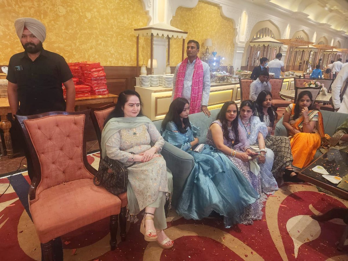 आज #अम्बाला में हरियाणा महिला कांग्रेस की पूर्व महासचिव श्रीमती #परमजीत_शर्मा जी के बेटे की शादी में शिरकत की और शुभकामनाएं दी।

#SudhaBhardwaj #Panchkula #haryana #Congress #mahilacongress