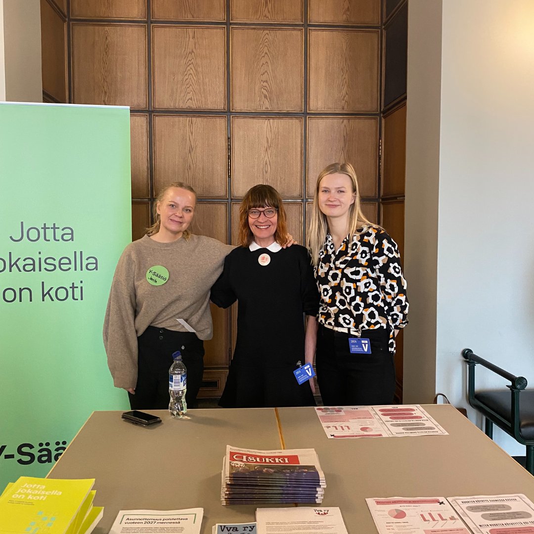 ysaatio's tweet image. Y-Säätiö osallistui tänään Eduskunnan köyhyysryhmän järjestämään köyhyyspäivään. Pääsimme tapahtumassa keskustelemaan asunnottomuudesta ja asumisesta yhdessä poliitikkojen ja eduskunnan työntekijöiden kanssa. Kiitos hyvistä keskusteluista ja kutsusta tapahtumaan!