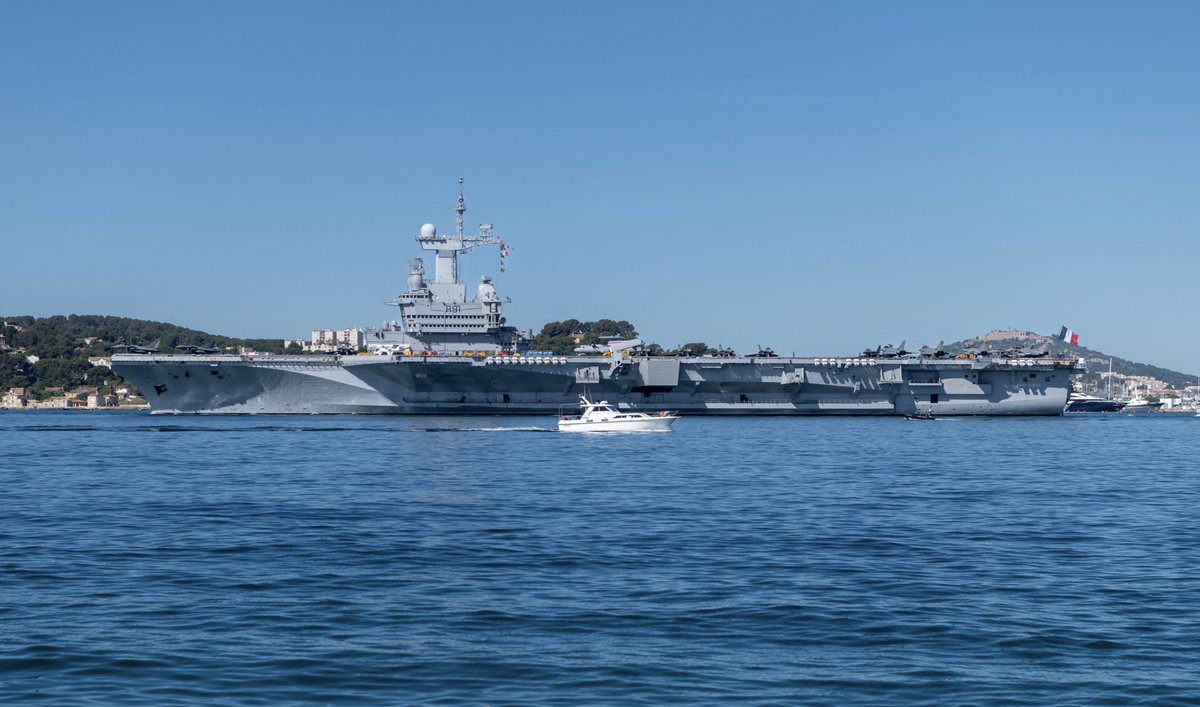 🇫🇷FS Charles De Gaulle carrier strike group sailed yesterday on 'Akila' deployment in the Eastern Mediterranean. Besides CVN, the group comprise 1 x destroyer, 1 x frigate, 1 x SSN and 1 tanker plus other NATO warships - No RN participation planned. Airgroup includes 18 x