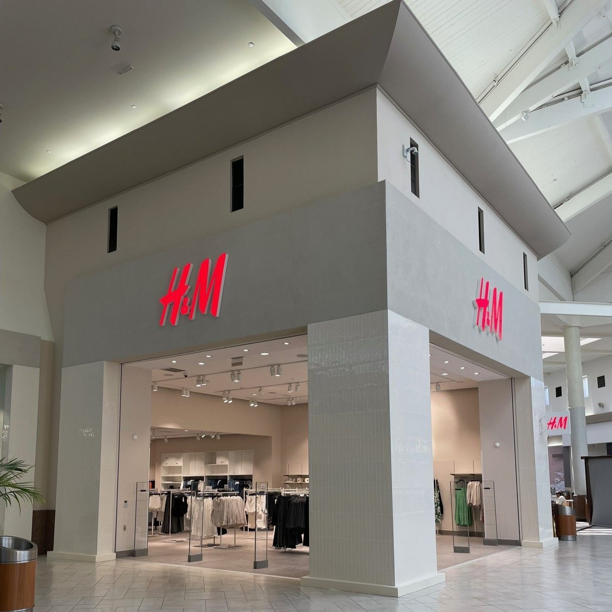 The Fox Plumbing team has completed a project with <a href="/HM/">H&M</a> in <a href="/willowbrookmall/">Willowbrook Mall</a>. The plumbing portion of this project was led by Miguel Navia - PM, George Mendez -Project Director &amp; Lead Plumber - Alberto Vargas.#houstontx #Team #foxplumbing #commercialplumbing #plumbing #fox #HM