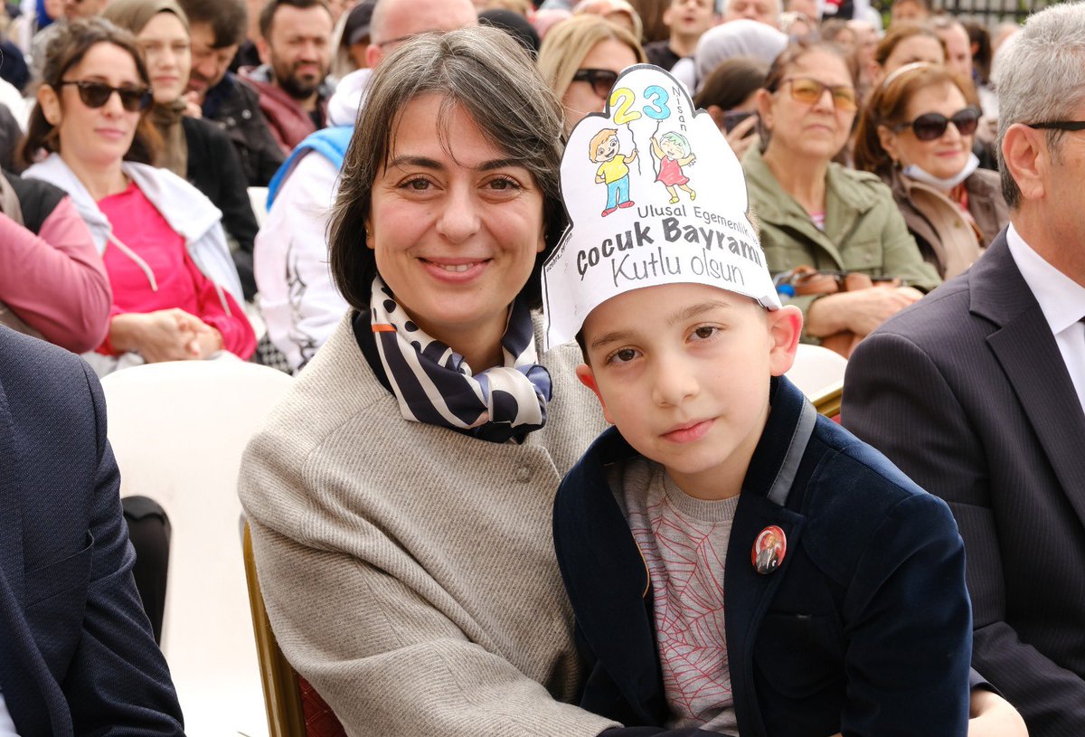 Yaşasın çocuk olmak, yaşasın 23 Nisan!

Türkiye Büyük Millet Meclisimizin 104. kuruluş yıl dönümünde Ulu Önder Gazi Mustafa Kemal Atatürk’ün tüm dünya çocuklarına armağan ettiği 23 Nisan Ulusal Egemenlik ve Çocuk Bayramını Üsküdarımızda coşkuyla kutluyoruz. 👧🇹🇷