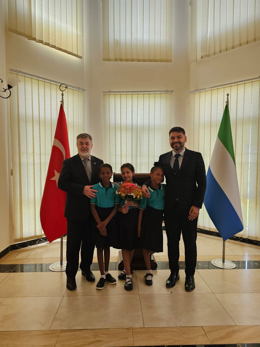 maarif_SL's tweet photo. 23 Nisan Ulusal Egemenlik ve  Çocuk Bayramı kutlamaları  kapsamında Sierra Leone Büyükelçisi Sayın Sibel Erkan koltuğunu Türkiye Maarif Vakfı Öğrencilerine devretti.@TC_FreetownBE https://t.co/p0blPZCB5e