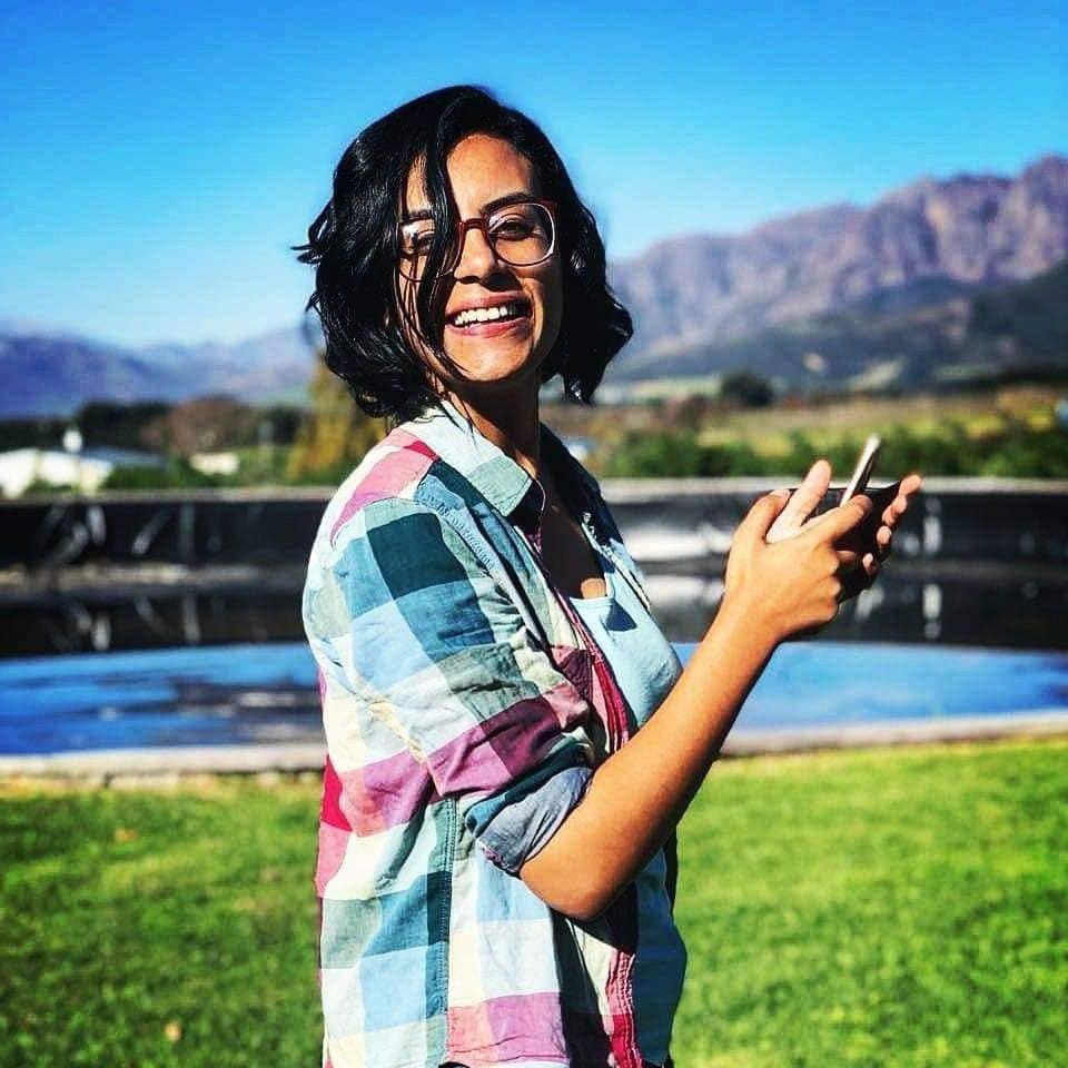 الحكومة العميلة مش قادرة على اللي بيضرب حدودها
شاطرة بس على البنات