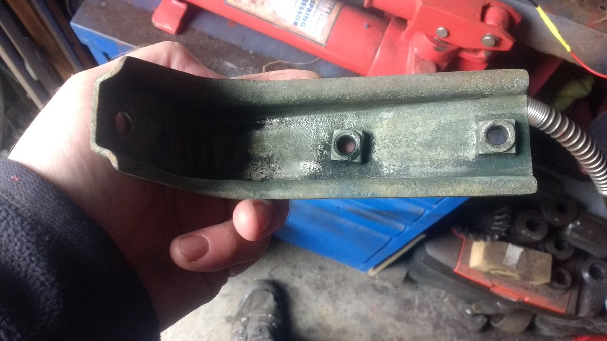 Today my usually, reasonably successful DIY zinc plating attempts refused to work on this anti-rollbar bracket. Damn thing has turned green but just won't build up a zinc layer 🤔