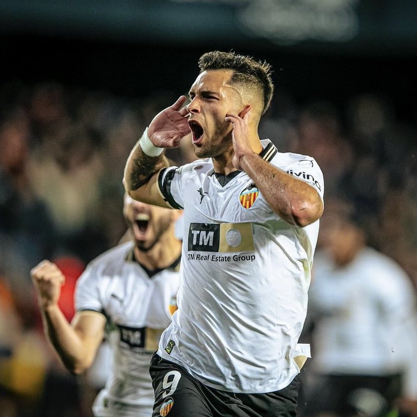 NOTICIA @TribunaVCF @SalvaGomis97 🗣️ CONVERSACIONES en marcha entre @valenciacf y @hugoduro14 para renovar el contrato del delantero que finaliza en 2026 😁 Total sintonía entre las partes para estirar su vinculación. El delantero quiere seguir ✅ Negociación ya iniciada