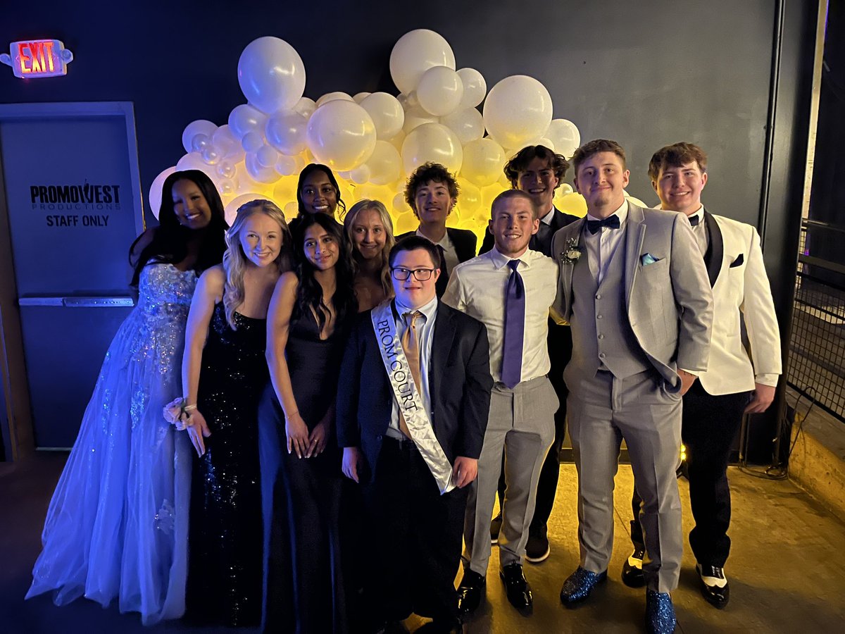 Late prom post but congratulations to our court & king & queen. What a fun night! @OHSBravesFB @OHSgbball @TangyTrack @tangywsoc @TangyXCTF @olentangywrest1