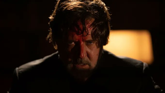 Russell Crowe yeni bir şeytan temalı film ile dönüyor. 'The Exorcist' adlı film korku filmlerinde oynayan bir aktörün çevresinde gelişen doğaüstü olaylara odaklanacak. Yapımcıları arasında Scream'in senaristi Kevin Williamson'ın da olduğu fim 7 Haziran'da gösterimde. Görelim🩸