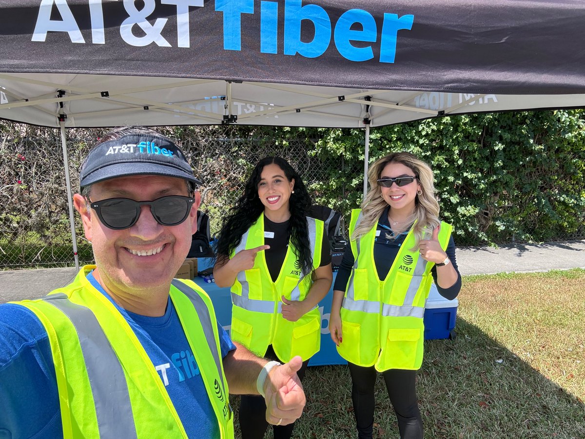 Kendall Gate ,London and @RocabadoWilliam Once again executing as a team #Fiberhunting 💪☀️ @Mrsfrenchiii @BoyerBern @Lissette_rod1 Milton ##Guszillas🦖🦖🦖🦖