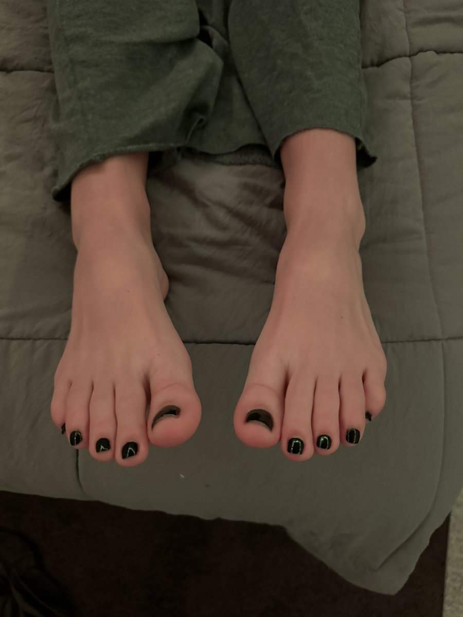 hang10toess's tweet photo. I thought my toes looked so suckable here https://t.co/dPkxJDQUjk