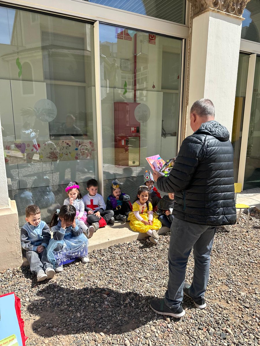 carmelitestgn's tweet photo. #PARVC  Avui Diada de Sant Jordi han vingut pares, mares, avis i tiets a explicar-nos contes. Moltes gràcies per la vostra col•laboració!!!
#somifemescola
#aprenemfent https://t.co/L73NnpNR67