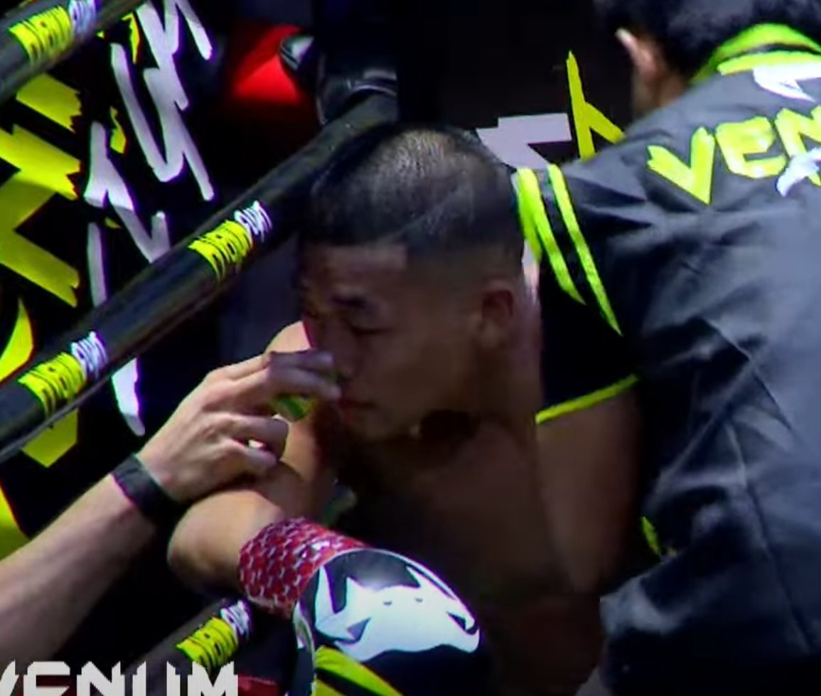 TopHatJohn's tweet photo. @WBCMuaythai What was Jinhu inhaling between rounds? https://t.co/GGdjEugruh