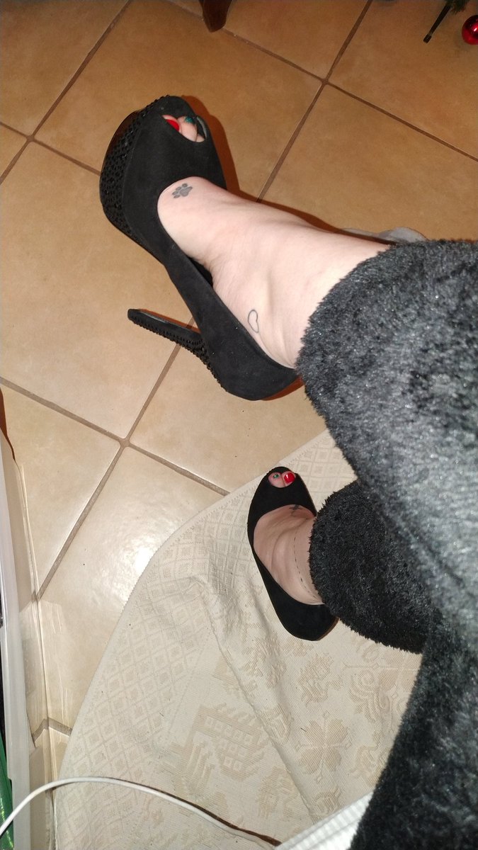 DeaElectra's tweet photo. Gnam gnam gnam 😏 @rt_feet @findom4feet @findomitalia @RT_findnude @rtfindom @slavekane @Findompromo_7 @findomhome https://t.co/3D9yfvV5CQ