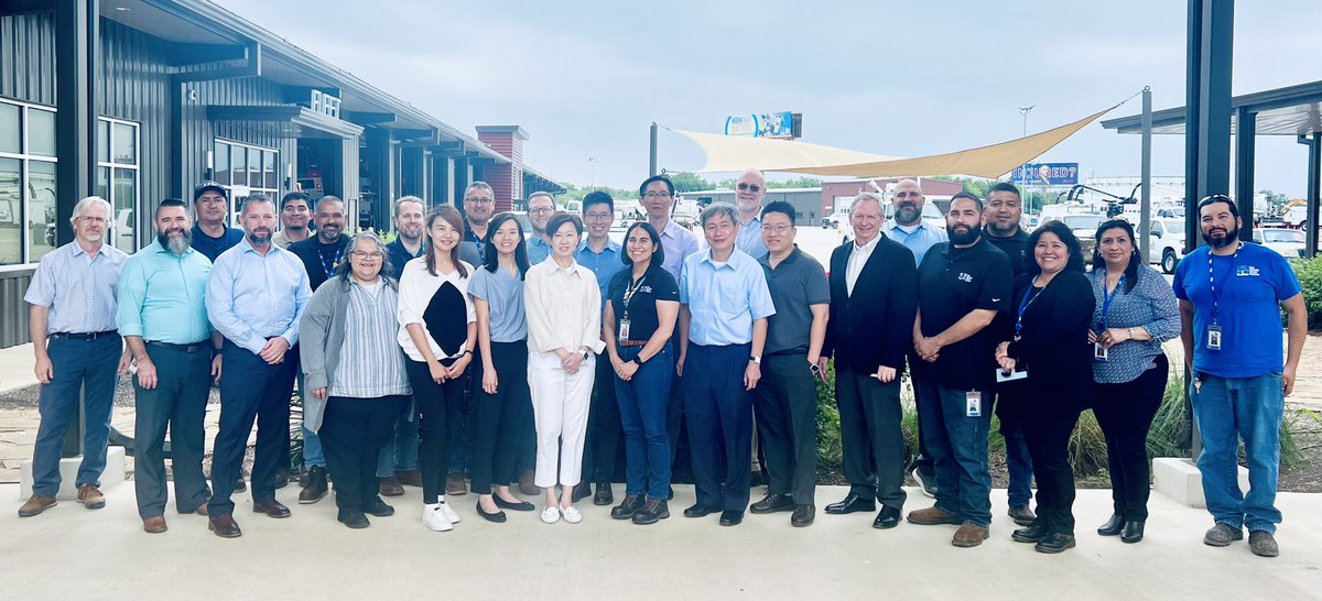 Last week, SAWS hosted representatives from Singapore Public Utilities Board to learn about our ConnectH2O electronic meter installation program. To date, 145,000 have been installed throughout #satx. Learn more about it at saws.org/connect where you can also find out if…