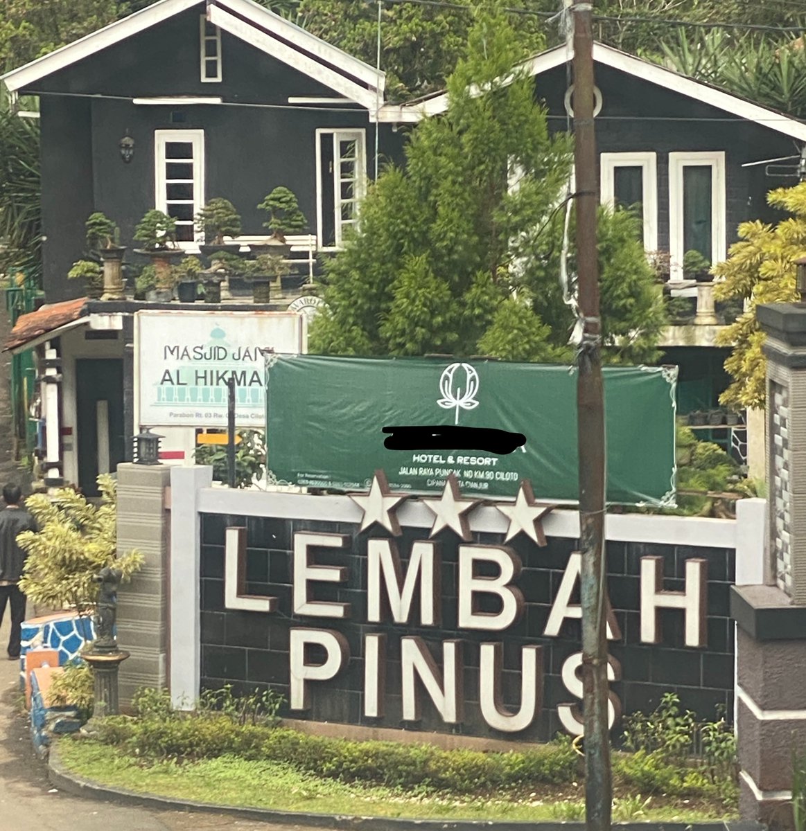 kostuffbydan's tweet photo. Plang nama Hotel dirubuhin, dan skr diganti dengan banner nama hotel yang baru. perkara pengerusakan plang nama ini juga udh dilaporin ke polisi. https://t.co/xwPFshdzDN