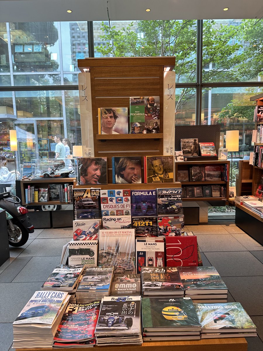 Bugün Tokyo’da Tsutaya Books isimli bir kitapçıda çalıştık. İnsanlar beğendikleri kitapları satın almak zorunda olmadan kitapçının içinde oturup okuyabiliyorlardı. Tabi biz okuyamadık maalesef ama kapaklarına bakmak bile çok keyifliydi ☺️ #furkanworks