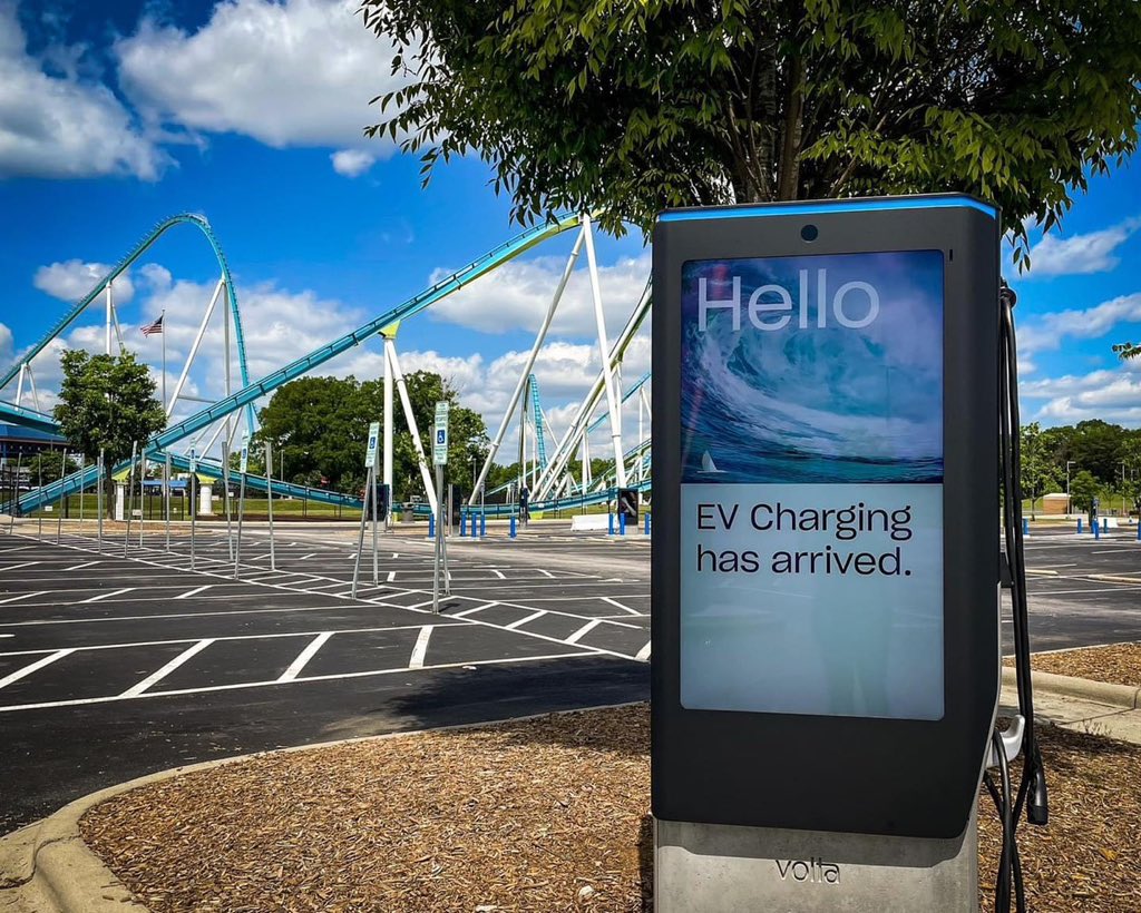 The new EV charging stations are open at Carowinds. Soon ones like this will also be at Kings Dominion and other Cedar Fair parks. 

#EVChargingStation #Carowinds #KingsDominion #KDFanatics #KingsDominionFanatics #NowOpen #MoreComingSoon #CedarFair #SixFlags