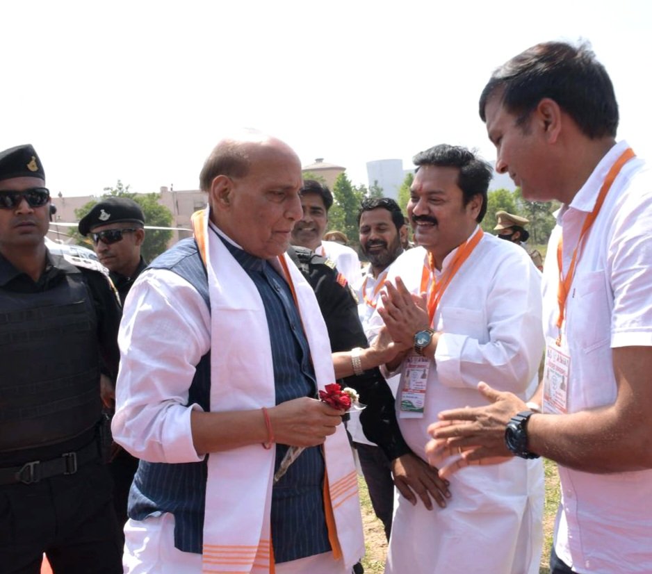 एनटीपीसी परिसर दादरी में आज हेलीपैड पर देश के यशस्वी रक्षा मंत्री आदरणीय श्री राजनाथ सिंह जी का स्नेह प्राप्त हुआ।