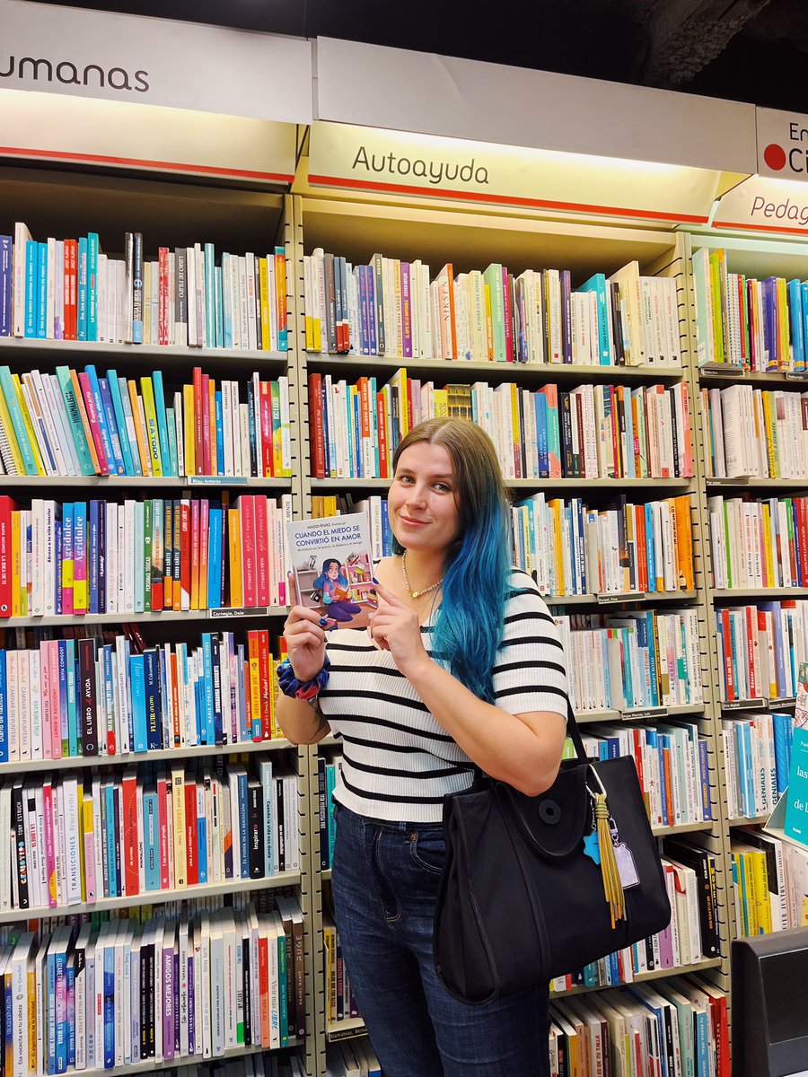 Feliz día del libro a todos 📚✨
Nunca me hubiese imaginado celebrar el día de hoy con mi propio libro en las manos ☺️