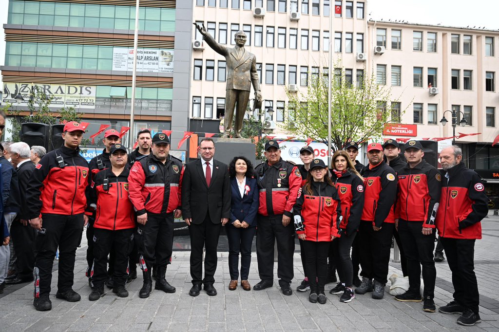 23 Nisan Ulusal Egemenlik ve Çocuk Bayramı vesilesiyle Cumhuriyet Meydanımızda çelenk sunumu gerçekleştirerek Belediyemizin gün boyu süren şenliklerinde bayramımızı kutluyoruz 🫶