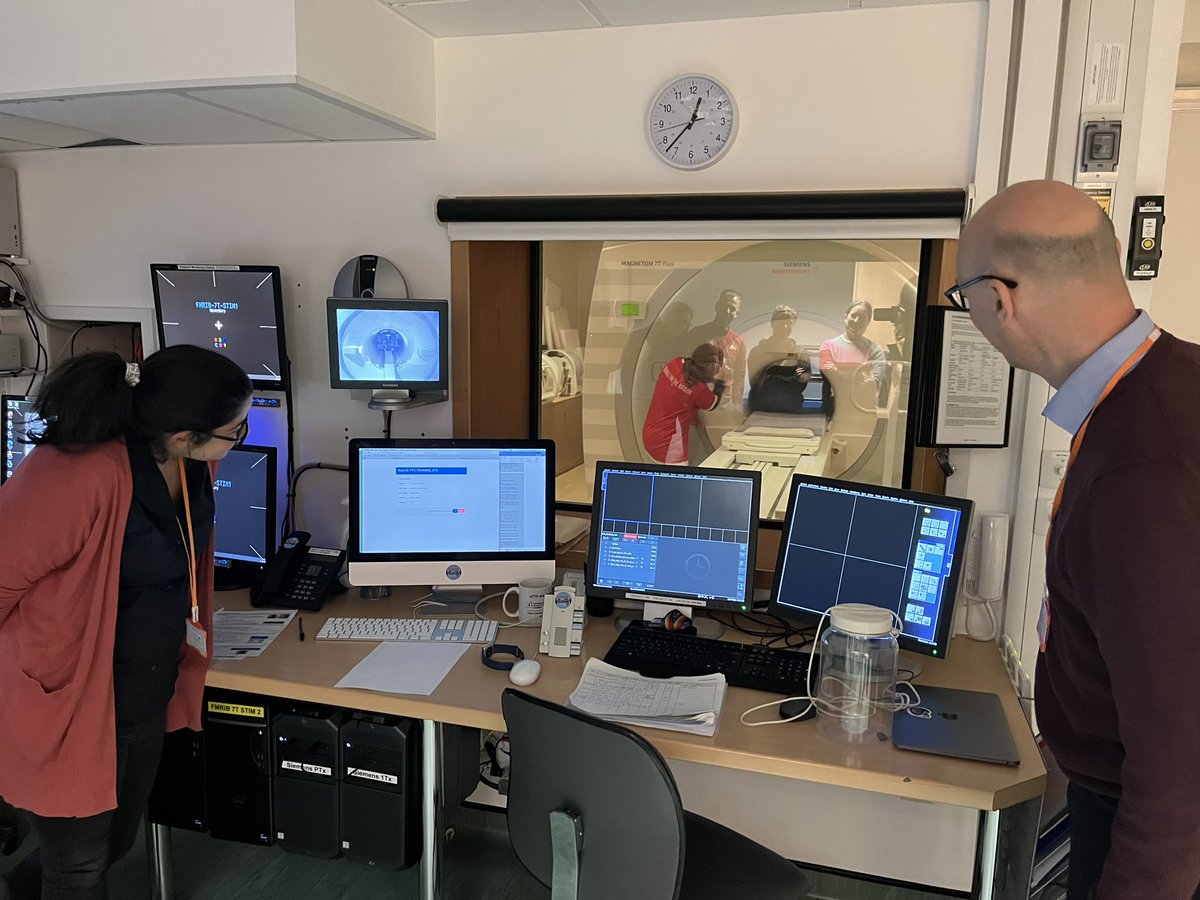 How can neuroscience improve football coaching? Taking penalties with sensory deprivation, playing with negative coaching, & looking at brain scans, it was inspiring learning about @FootballOnBrain research this morning @UniofOxford & @OxCityFC