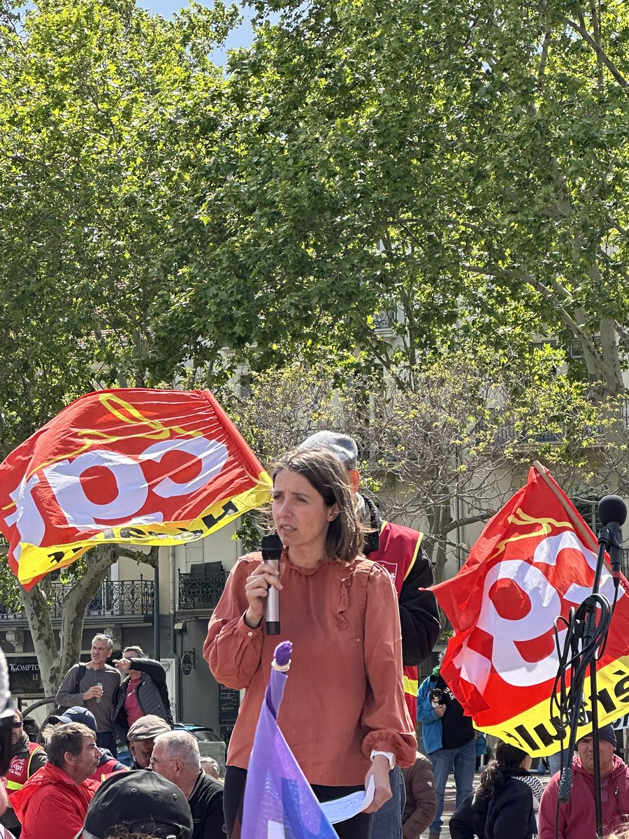 Présent à #Béziers à la Marche pour nos libertés contre les idées d’extrême droite.
3000 personnes dans la rue présentes!
À la @CFDT on ne débat pas avec l’extrême droite on la combat!
Les idées portées par l’extrême droite sont contraires aux valeurs portées par la #CFDT!