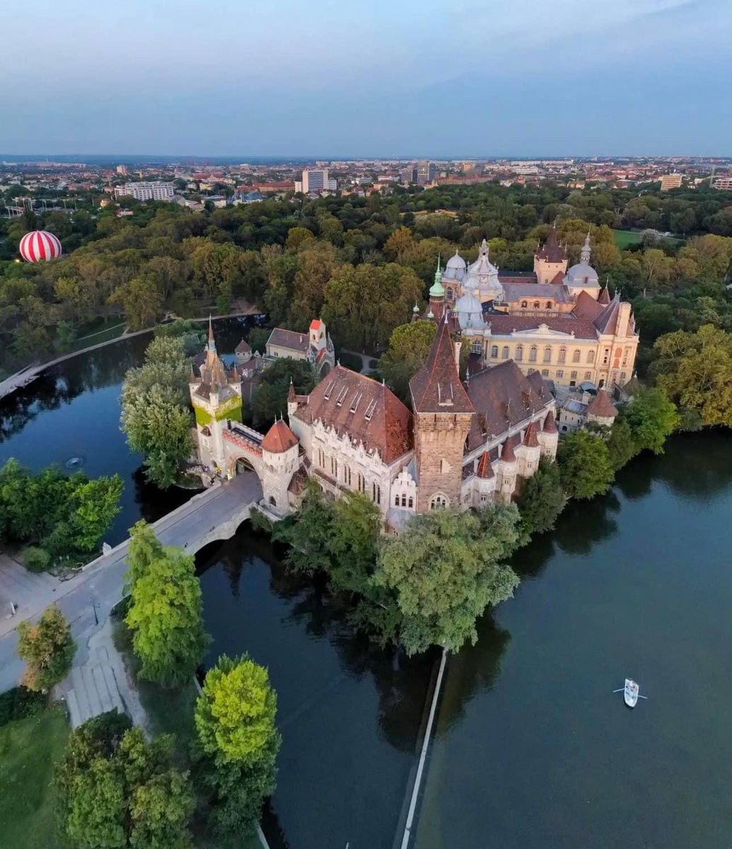 HungaricumBp's tweet image. airbnb.com/slink/30icTsyD

#freeAC #freeminibar #freewifi #budapest #holidaybudapest #visitbudapest #voyagebudapest #viaggobudapest #travelbudapest #travel #bookingcom #airbnb