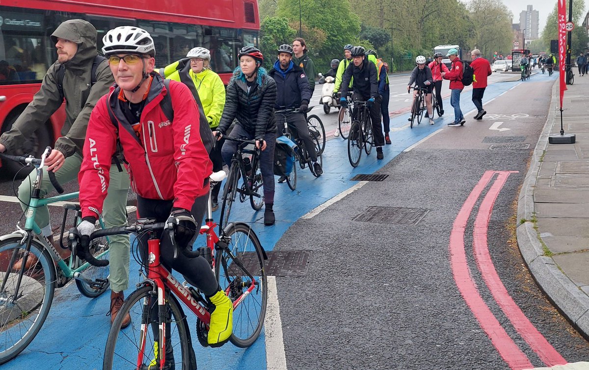 Fylering for #LondonLovesCycling this morning at the Kennington Rd junction of C7. So many cheerful cyclists heading north. Lots of support for LCC. Thanks everyone!