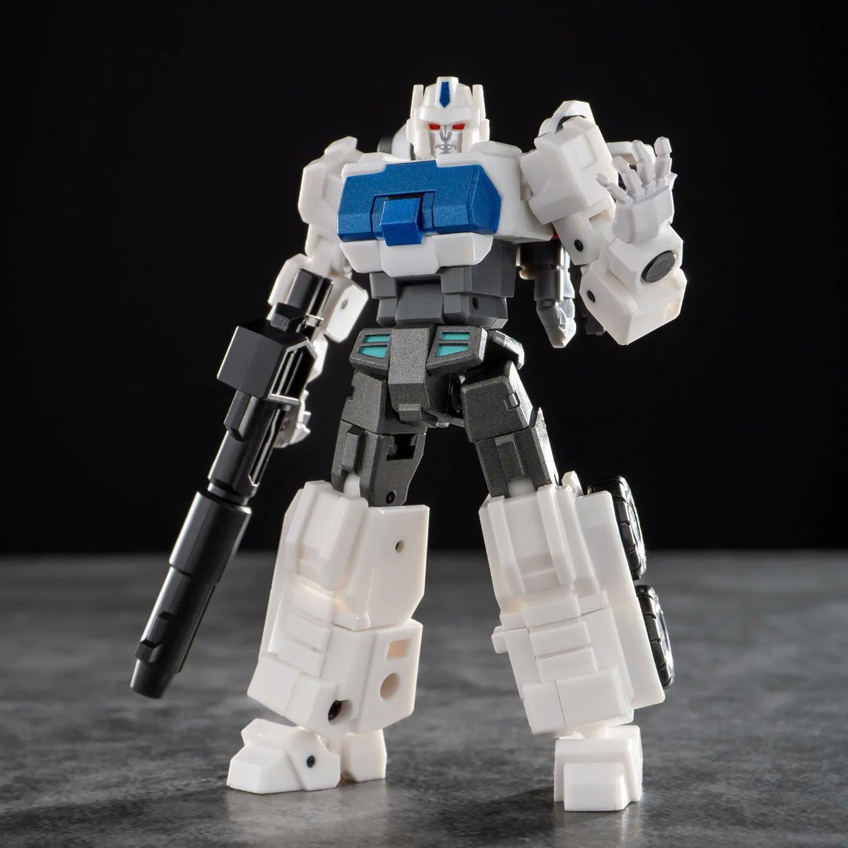 legendsscale's tweet photo. #legendsnews @IronfactoryTOYS have released promo pics of their 1st generation #ultramagnus to go aling with the beast himself. 
#legendsscale https://t.co/FDaBOOwWBk