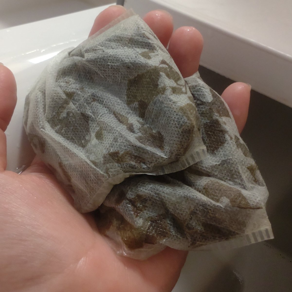 chiiinyan826's tweet photo. 柿の葉をウォッカに漬けていたのを引き上げて
精製水とグリセリンまぜまぜして
手作りローション完成。
柿の葉には熱にも強いビタミンCがたくさん含まれてるんだって
美肌効果に期待しつつ
引き上げた柿の葉は入浴剤に
余すことなく♪
#スパイス学び中 …(スパイス?🤔)
#KitchenPharmacy とは https://t.co/YAaSsvloep