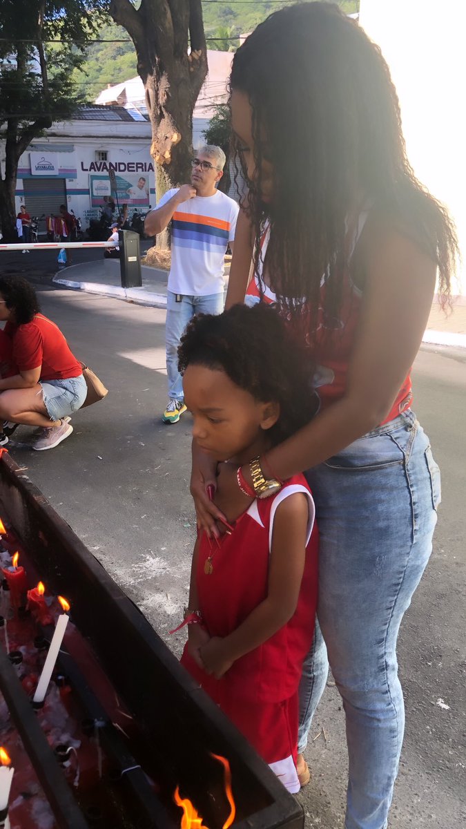 KeellyMarins's tweet image. Ô SÃO JORGE , meu Santo Guerreiro invencível na fé em Deus , que trazeis em vosso rosto a esperança e confiança. abre meus caminhos. 
Eu Andarei vestido e armado com vossas armas para que meus #inimigos tendo pés não me alcancem , tendo mãos não me peguem , tendo olhos não me +