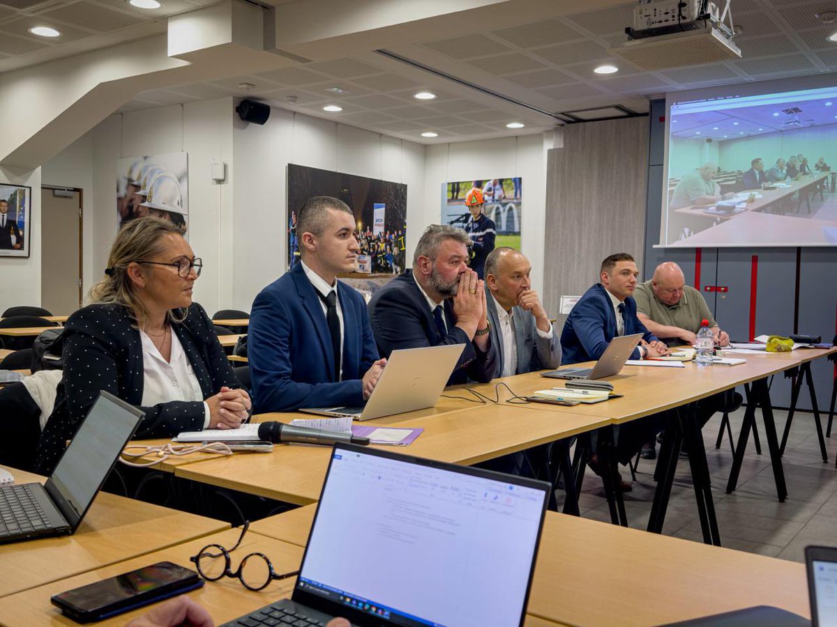 PompiersFR's tweet photo. #Taskforce | La #FNSPF se mobilise en parallèle du 1er Beauvau de la Sécurité Civile. La taskforce qui se compose de sapeurs-#pompiers professionnels, volontaires, SSSM et de PATS déjà à l’œuvre pour contribuer aux objectifs fixés. https://t.co/MOagXMiZMH