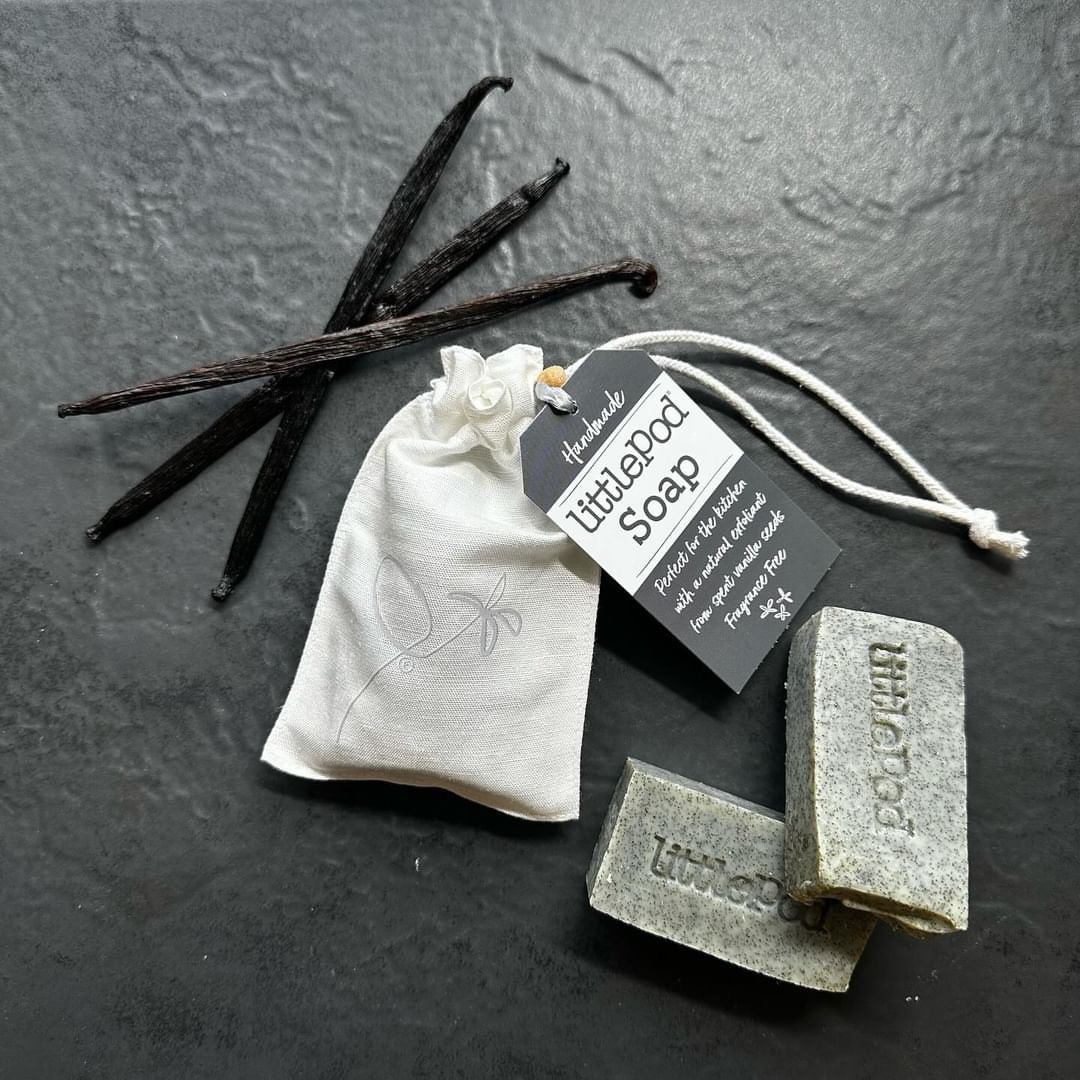 Handmade here in East Devon, LittlePod's natural soap is made using spent vanilla seeds!

Why not add a bar to your basket...?

tinyurl.com/msvkxsdz

#Food #Beauty #Natural #Gifts #Vanilla #Soap #LittlePod #CampaignForRealVanilla🧼🎁