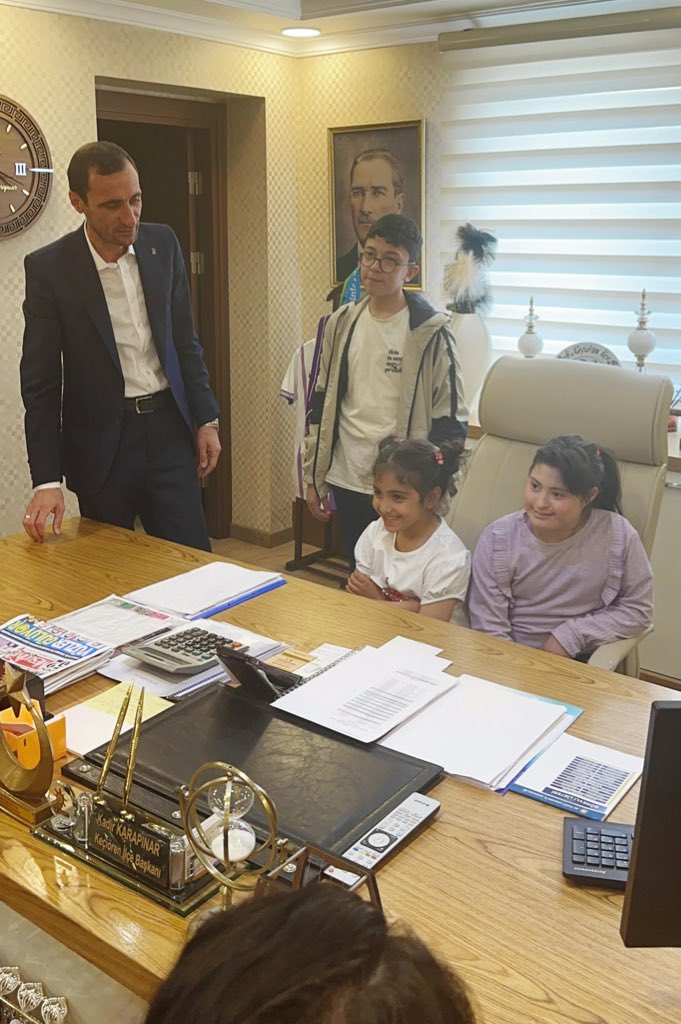 AkKeciorenResmi's tweet photo. İlçe Başkanımız Sn @AKadirkarapinar’ ı İlçe Başkanlığımızda ziyarete gelen minik misafirlerine hediyelerini takdim etti. 

Çocuklarımız; geleceğimiz, güvencemiz, sevincimiz ve umudumuzdur

#23Nisan2024 
#GeleceğimizinMimarıÇocuklarımız

@RTErdogan @hakanhanozcan @AkpartiAnkara @AKadirkarapinar