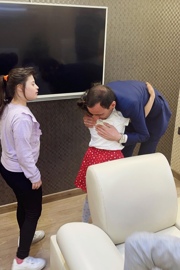 AkKeciorenResmi's tweet photo. İlçe Başkanımız Sn @AKadirkarapinar’ ı İlçe Başkanlığımızda ziyarete gelen minik misafirlerine hediyelerini takdim etti. 

Çocuklarımız; geleceğimiz, güvencemiz, sevincimiz ve umudumuzdur

#23Nisan2024 
#GeleceğimizinMimarıÇocuklarımız

@RTErdogan @hakanhanozcan @AkpartiAnkara @AKadirkarapinar