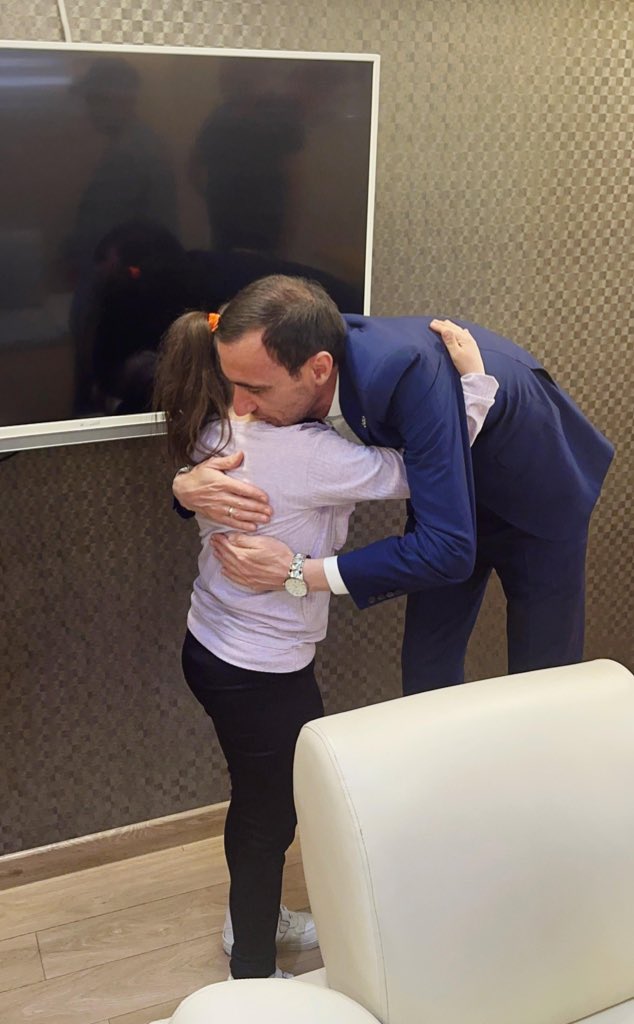 AkKeciorenResmi's tweet photo. İlçe Başkanımız Sn @AKadirkarapinar’ ı İlçe Başkanlığımızda ziyarete gelen minik misafirlerine hediyelerini takdim etti. 

Çocuklarımız; geleceğimiz, güvencemiz, sevincimiz ve umudumuzdur

#23Nisan2024 
#GeleceğimizinMimarıÇocuklarımız

@RTErdogan @hakanhanozcan @AkpartiAnkara @AKadirkarapinar