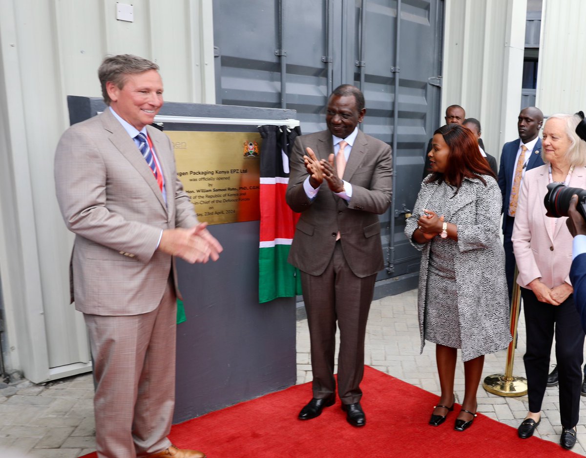 Delighted to have President @WilliamsRuto & @USAmbKenya launch @nexgenpackaging’s new factory, and tour our “Made in Kenya” expo showcasing @USAID’s partnership with Kenya’s apparel sector to create jobs and increase trade and investment.