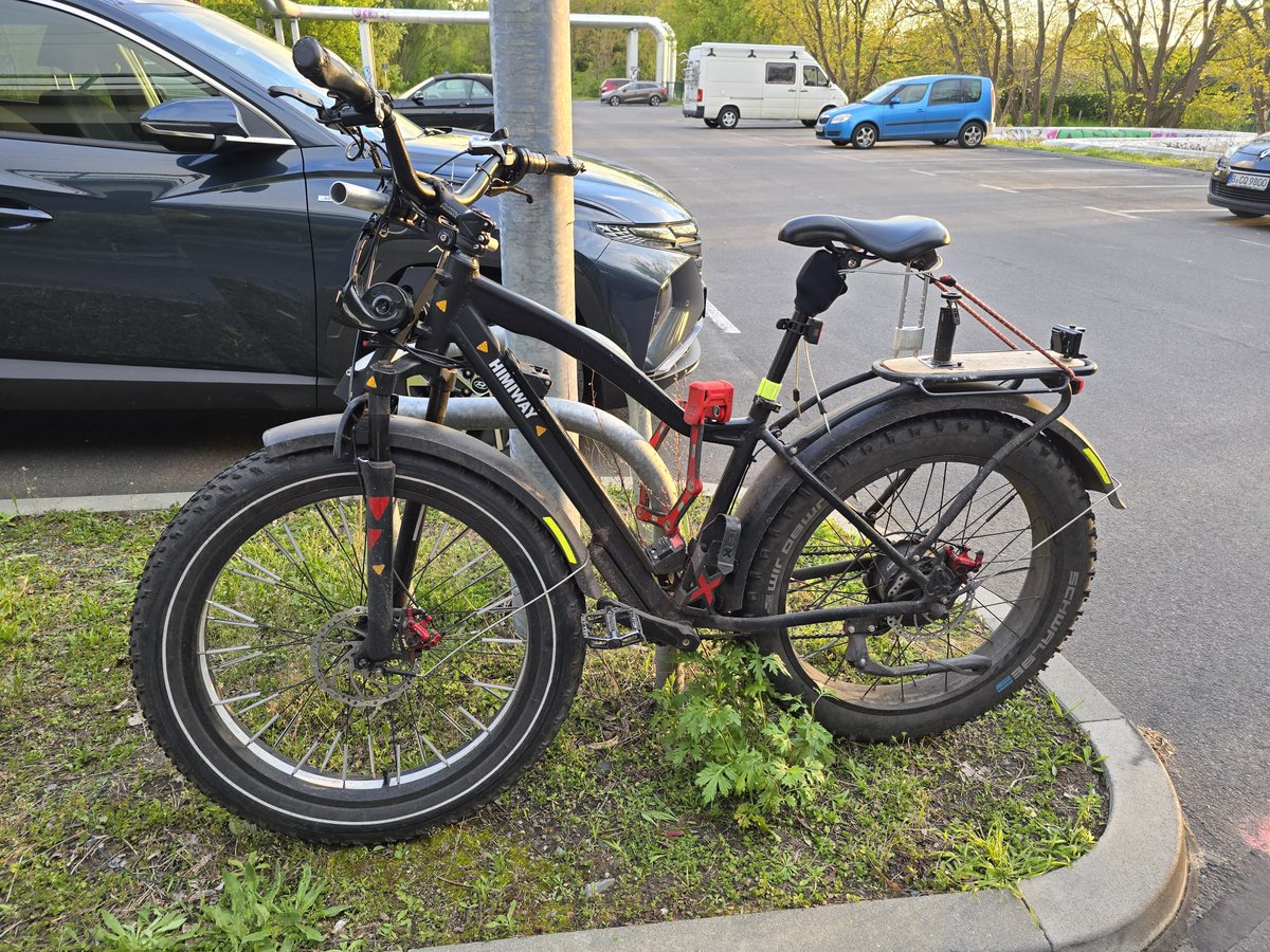 Ich nehme Abschied von meinem treuen #Himiway, das den Kampf um die #Vorfahrt auf einem #Radweg in #Potsdam gestern leider verloren hat, genauso wie mein linker Arm. Zum Glück hat mir der Helm von #Abus das Leben gerettet.