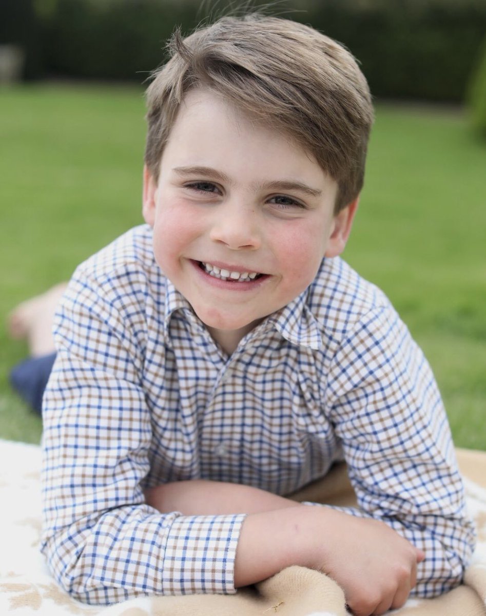 Prince Louis is 6! 🎉 The youngest of Prince William and Kate Middleton’s children is growing up so fast in a birthday photo taken by the Princess of Wales amid her cancer treatment. ❤️ (📷: Prince and Princess of Wales)